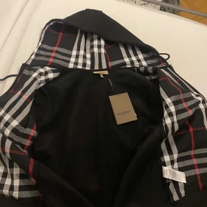 Burberry zipp  - Hej! Jag säljer min kompis burberry, helt ny och inte använd, den är äkta och 10 av 10. Hör av er om ni har några frågor 😊 