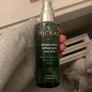Preppy Prime Setting Spray från Hickap - Preppy Prime Setting Spray med matt finish från Hickap. 100% vegansk och passar alla hudtyper. Perfekt för att hålla sminket på plats hela dagen. Den är helt ny och oanvänd❤️