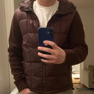 Vinröd jacka från Massimo Dutti - Säljer en ovanlig vinröd quiltad jacka från Massimo Dutti. Storklek M