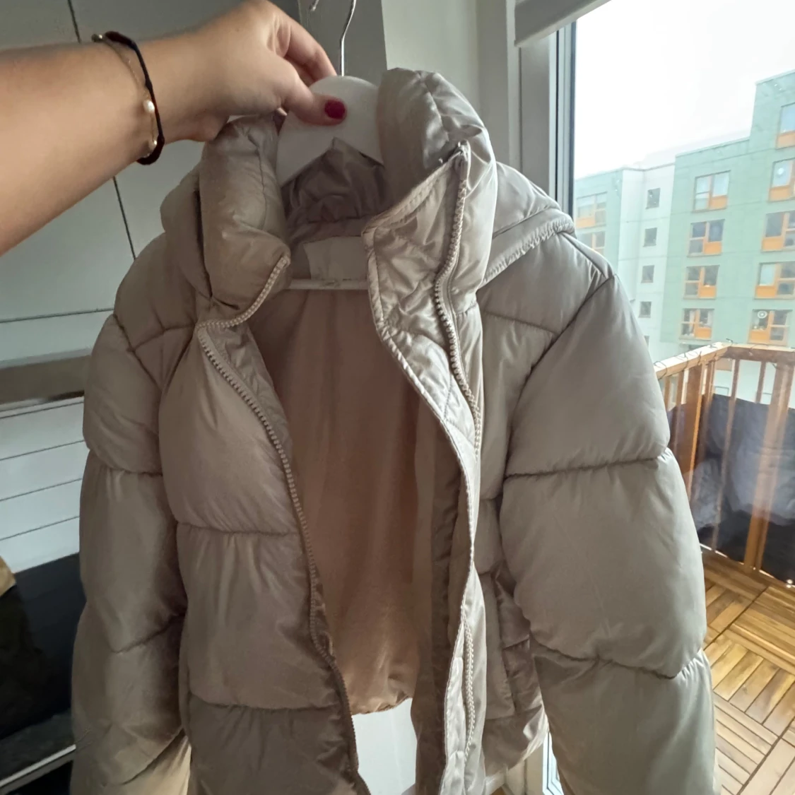 Beige pufferjacka med huva - 90