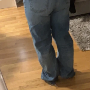 Blå jeans från Zara - Säljer ett par blå jeans från Zara med bootcut-stil. De har en klassisk femficksdesign och är tillverkade i ett slitstarkt denimtyg. Perfekta för en avslappnad look.