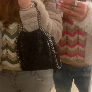 Stella Maccartney väska - Glittrig svart Stella väska i oanvänt skick. Jag köpte denna väska på plick därför är jag inte säker på om den är äkta eller inte. Pris kan diskuteras💕💕