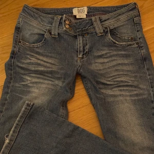 Blå jeans från BDG - Snygga blå jeans från BDG. Aldrig använda😊
