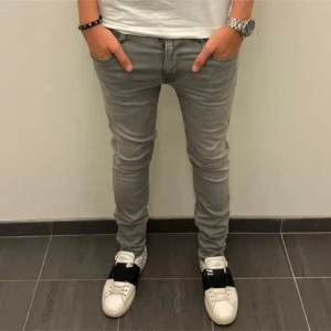 Replay jeans grå - Skitsnygga grå replay anbass jeans. Mycket bra skick. Nypris ca 2000 kronor. Storlek 31. Hör av dig vid frågor och funderingar. Priset går att diskutera vid snabb affär!