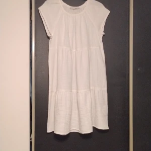 Vit klänning från lager 157 - Säljer en söt vit klänning från lager 157. Den har en luftig passform med korta ärmar och ett enkelt, stilrent utseende. Perfekt för varma dagar!
