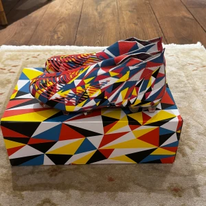 Adidas preditor GEOMETRIC limited edition  - Säljer ett par limited edition fotbollsskor som är slutsålda överallt. Aldrig använda dobbarna är för både gräs och konstgräs 