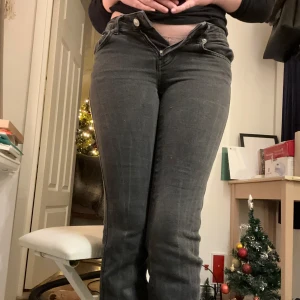Lager 157 Jeans - Svarta lågmidjade jeans från lager 157 i storlek 32! Säljer då de är för små därav har jag ej dragit upp gylfen, har använt de ganska många gånger men är fortfarande i bra skick! 🩷