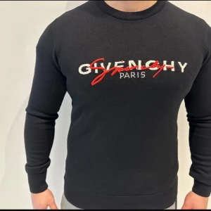 Givenchy Logo tröja i storlek L - Givenchy Tröja i storlek L. Super bra skick. Köpt för ca 8000kr så givetvis finns kvitto. Pris nu är 4000kr