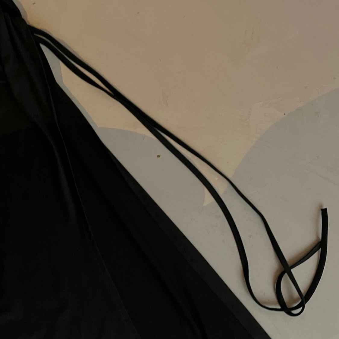 Svart långklänning med knytband - 90