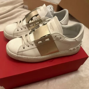 Valentino Garavani skor  - Snygga Valentino Garavani skor, som tyvvär inte används längre köptes på nk förra året för 6650kr kan tvättas lite,  självklart äkta får med sko låda skriv för fler funderingar eller frågor 