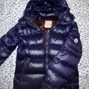 Moncler maya - 🔵🔵Säljer moncler maya i färgen marinblå🔵🔵 jackan är använd och det finns ett pytte litet ihop sytt hål precis under högra jackficka. Har haft denna jacka ett tag och därefter har jag tröttnat på den. Hör gärna av er för frågor!! Skriv för mer bilder!!
