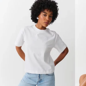 Vit basic tshirt - Superfin bit basic T-shirt i lite tjockare material, superfin passform, aldrig använd och är därför i nyskick