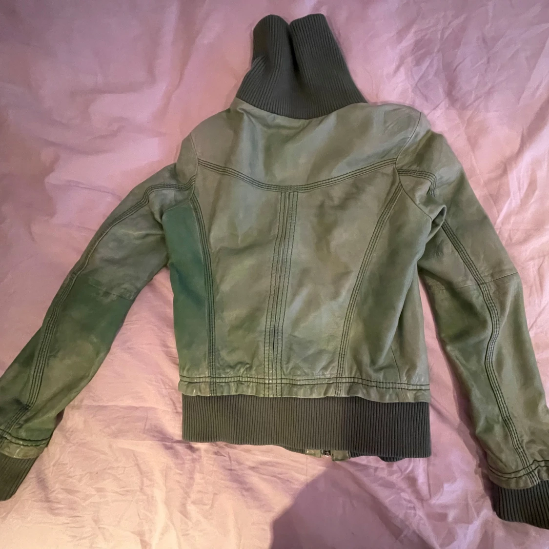 Grön skinnjacka med dragkedja - 92