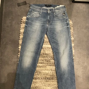 Replay anbass  - Ännu ett par replay anbass, helt nya jeans,  exakt samma modell som 30/32 förutom att dessa är i 30/30.