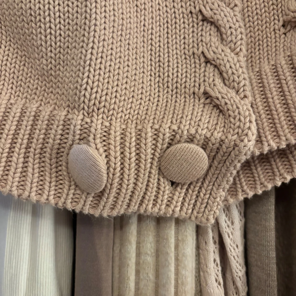 Rosa stickad kofta från Comptoir des Cotonniers - 92