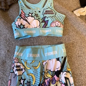 sporttopp och leggings från Stronger - Säljer ett set med turkosa/blå topp och matchande byxor från Stronger. Det är i storlek xs-s, det är köpt här på plick för ungefär 2år sedan. Byxorna har ett väldigt litet hår i sömmen💗
