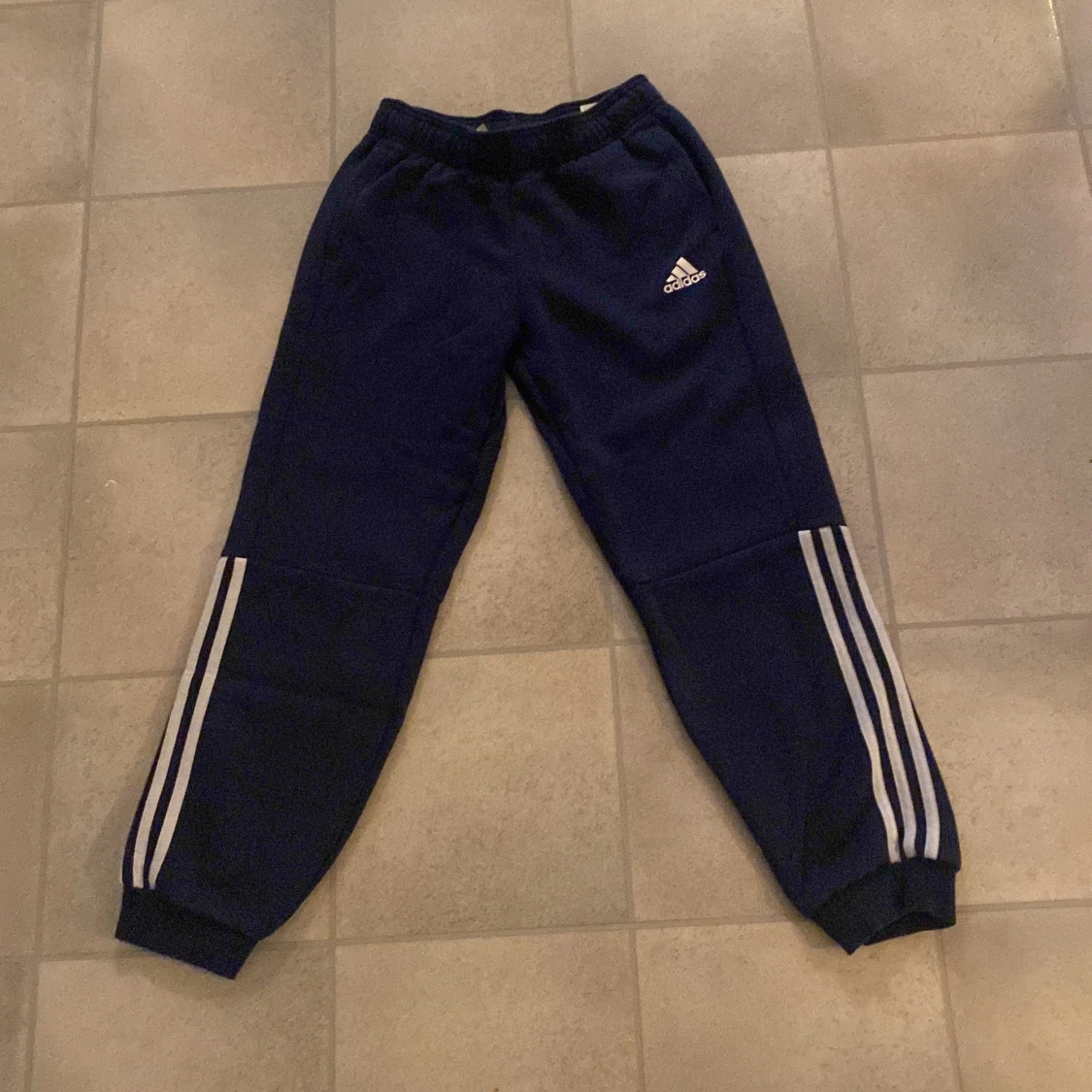 Mörkblåa mjukisbyxor från Adidas