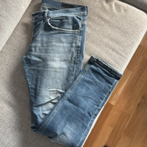 Dondup jeans  - Dondup jeans. Bra skick förutom litet hål, se bild