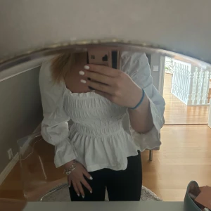 Vit topp - Säljer en söt vit topp som knappt är använd🌟