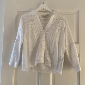 Säljer en jätte jättefin blus ifrån zara i färgen vit🤍 - Jättesnygg, perfekt till sommaren och den har så fint mönster! Sval och skön med bra material 👌🏻bra passform, dessutom är den lätt att styla🌸andvänd många gånger därför är den inte nyskick, size xs och ifrån zara😊skriv gärna om frågor, lämna gärna omdöme om köpt och priset kan diskuteras⭐️