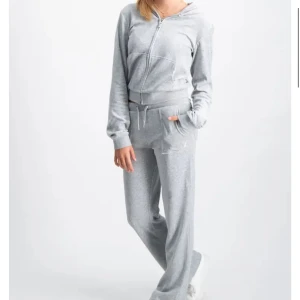Juicy Couture set  - Säljer detta jätte fina juicy couture set då det inte längre kommer till användning. Är egentligen i storlek 14/15 men skulle säga att det även passar på dig som är xs/xxs. Skriv gärna prisförslag eller om ni vill ha mer bilder !🫶