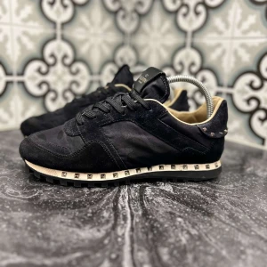 valentino rockrunners - Säljer nu ett par valentino rockrunners jätte fina och i ett bra skick för endast 1999kr och vid en snabb affär kan vi diskutera priset 