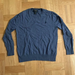 Blå tröja från Polo Ralph Lauren - Säljer en stilren blå tröja från Polo Ralph Lauren med rund halsringning och broderad logga på bröstet. Har använts ett par gånger, men har mycket liv kvar! 