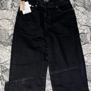 Svarta jeans från nlyman - Snygga svarta jeans från Only & Sons. De har en rak passform som ger en stilren look. Perfekta för en avslappnad stil. Jeansen är helt nya, alla lappar är på. Säljs på grund av att den var för stor för mig. Storleken är W31 - L32, är 177cm och 75 kg och är lite för stor på mig. Aldrig använda, helt nya som sagt 😁 