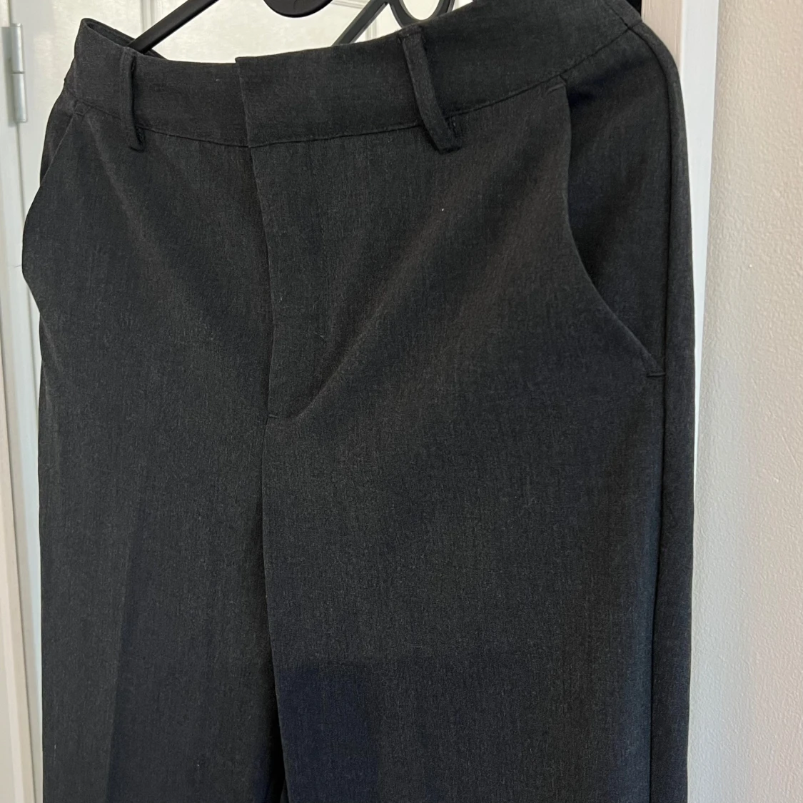 Mörkgråa kostymbyxor - 90