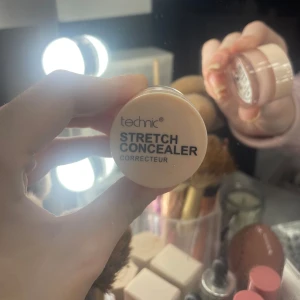Technic Stretch Concealer - Vegan concealer från Technic i nyansen Fair. Kommer i en praktisk burk med skruvlock. Perfekt för att täcka ojämnheter och ge en jämn hudton. Perfekt för att täcka finnar osv och är i en rosa aktig färg så smälter in supernaturligt in i huden för att dölja grejer på huden som tex finnar som sagt! Toppen bra concealer endast testad som sagt!