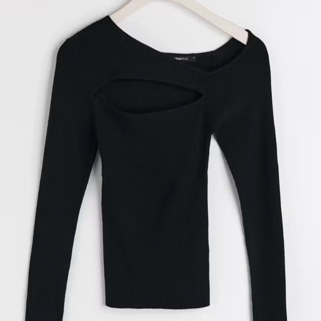 !!!!SÖKER!!!! Svart cutout topp från Gina - 90