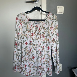Mönstrad blus  - Storlek M