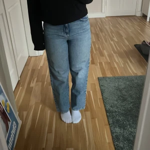 Blå jeans från Ginatricot  - Säljer ett par klassiska blå jeans från Ginatricot. De har en straight passform och är högmidjade, och nästan aldrig använda 🌟