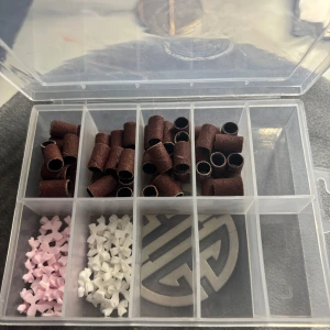 Nagel saker - På bilden är det lösnaglar. Det finns till förhör till en eletirisk nagelfil. Plus några rosetter som man kan klistra på sina naglar. Allt är köpt av en lite förtag från TikTok  