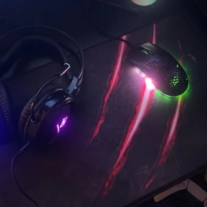 Säljer mus och headset  - Museet är jätte bra och funkar jättebra inget är fel på den och den har 16 000dpi,headset dacota är jätte bra funkar för pc, ps använder dom inte så mycke.