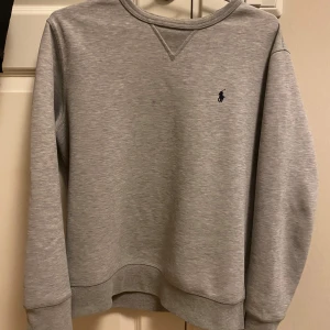 Polo Ralph lauren sweater  - Tja säljer denna sprillans nya sweatern från Ralph lauren, köpt för 1100kr men säljer den för 400 skick 9/10 använd få gånger 