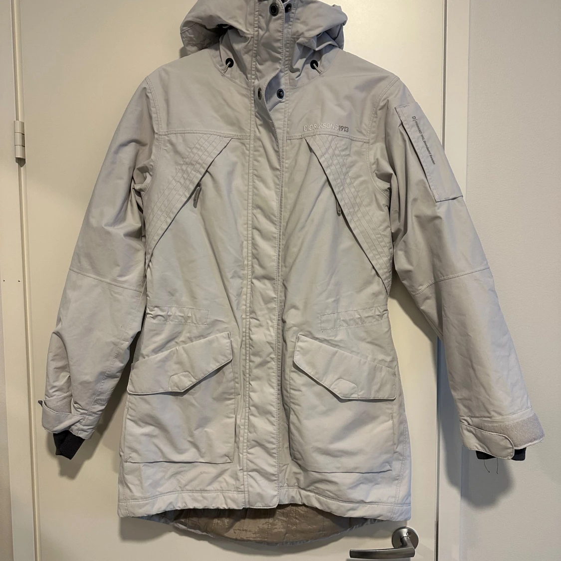 Ljusgrå parkajacka från Didriksons