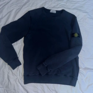 Stone Island tröja - Stone island tröja i junior men sitter som en S. Skick 9/10. Färg marinblå (lite urtvättad)