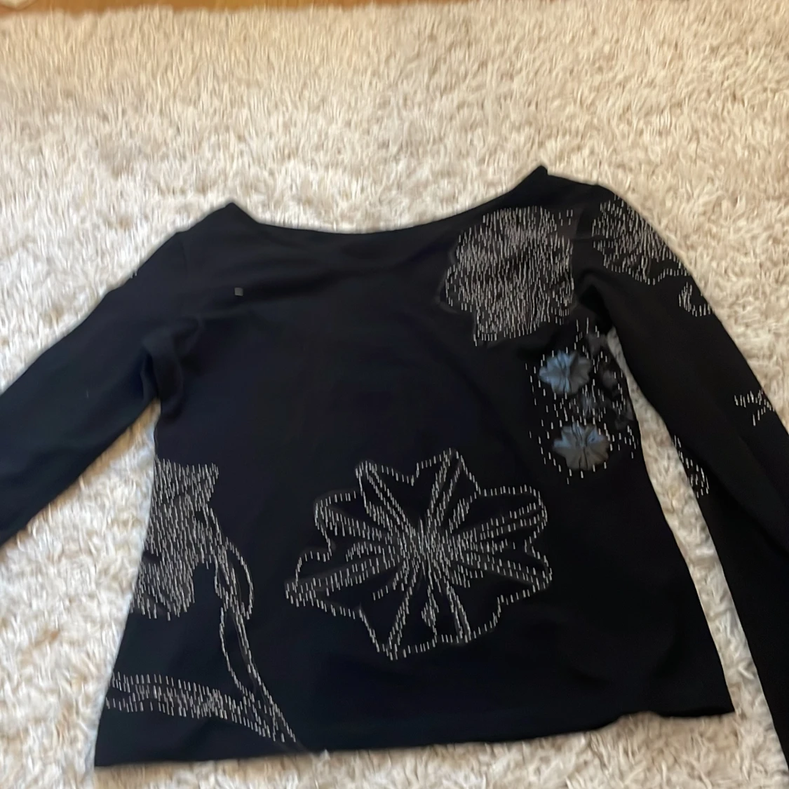 Svart långärmad topp med blommönster - 90