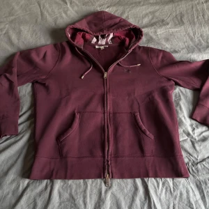 Burburry zip intresekoll  - Tja sälja den för att den är för stor xl sitter som m fint skick fin små skador som inte syns men annars fin skick skriv om ni har frågor så klar äkta