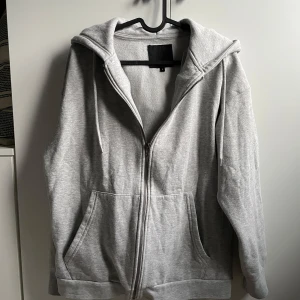 Grå hoodie med dragkedja - Säljer en grå sip up hoodie med fickor framtill som inte har användits 10/10⭐️⭐️