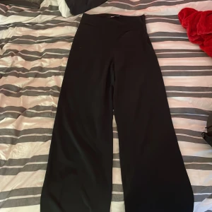 Svarta byxor från BikBok - Säljer nu mina fina svarta byxor från BikBok. Dom är väl använda men fortfarande i bra skick. Lite noppriga högst upp men väldigt fina annars. Storlek 34. Hör av dej vid intresse eller för mer info eller bilder. Köparen betalar frakten💕
