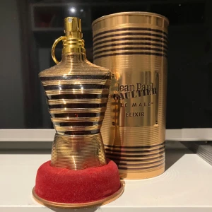 Jean paul gaultier le male elixir - En fantastisk parfym med toner av vanilj och honung. Perfekt under vintern. Finns 105-110 ml kvar av 125 så näst intill oanvänd. Har själv köpt en ny parfym som jag använder mer därför jag säljer den här. Nypris runt 1100-1200. Kom privat vid frågor!