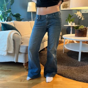 Lågmidjade jeans  - Lågmidjade jeans i en perfekt blå färg 💖 storlek s/m 