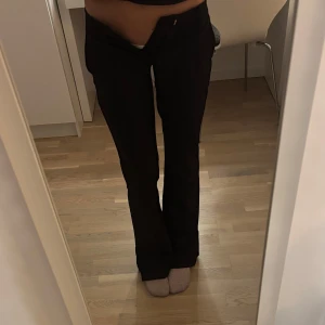 Svarta kostymbyxor - Kostymbyxor från bikbok i modellen Vera, de är lågmidjade med slits och såå himla fina men försmå för mig:(