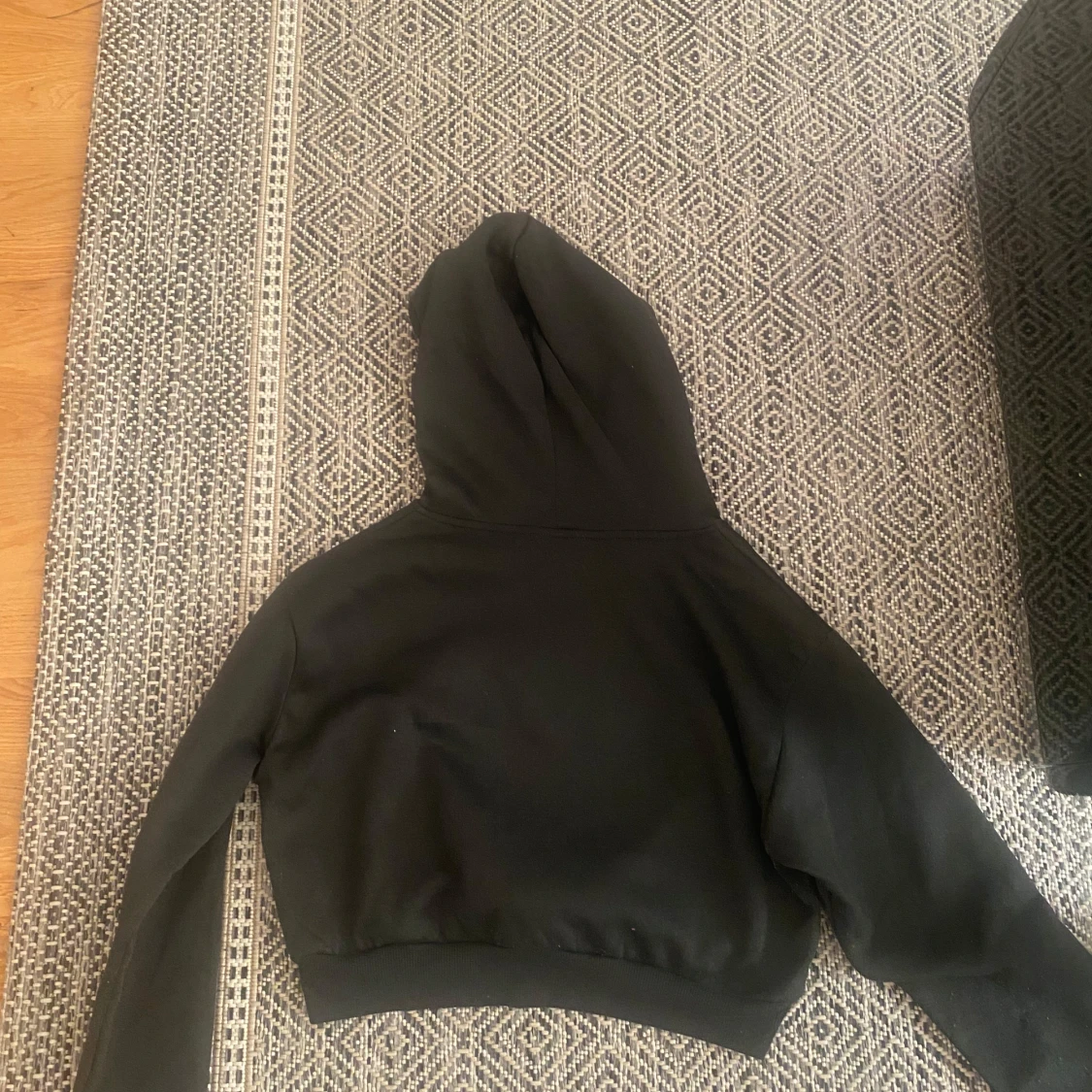 Svart croppad hoodie från Shein - 90