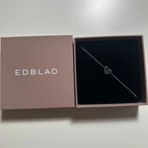 Pure Heart Bracelet Steel från Edblad - Elegant armband från Edblad i stål med ett hjärtformat hänge. Armbandet har en tunn kedja som ger en stilren look, i silver. NYTTSKICK! Nypris 249kr!