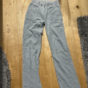 Grå mjukisbyxor juicy - Säljer mina gråa mjukis byxor från juicy storlek XXS inga fläckar eller hål! Passar mig perfekt som är 159cm lång! 