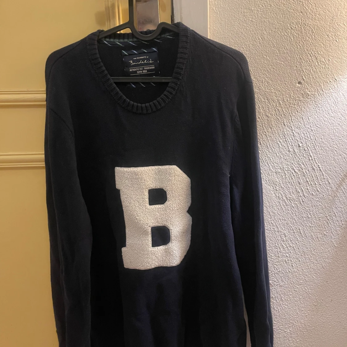 Mörkblå tröja med bokstaven B