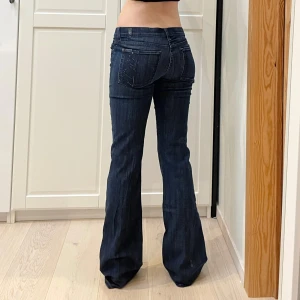 Lågmidjade bootcut jeans från 7 for all mankind🤩 - Rhinestones på ena fickan!! Midja 40 cm rakt över, gren 19 cm o innerben 88 cm💕Jae 169 o xs-s o de e för långa. Märkta w28 men mer w26 tycker jag